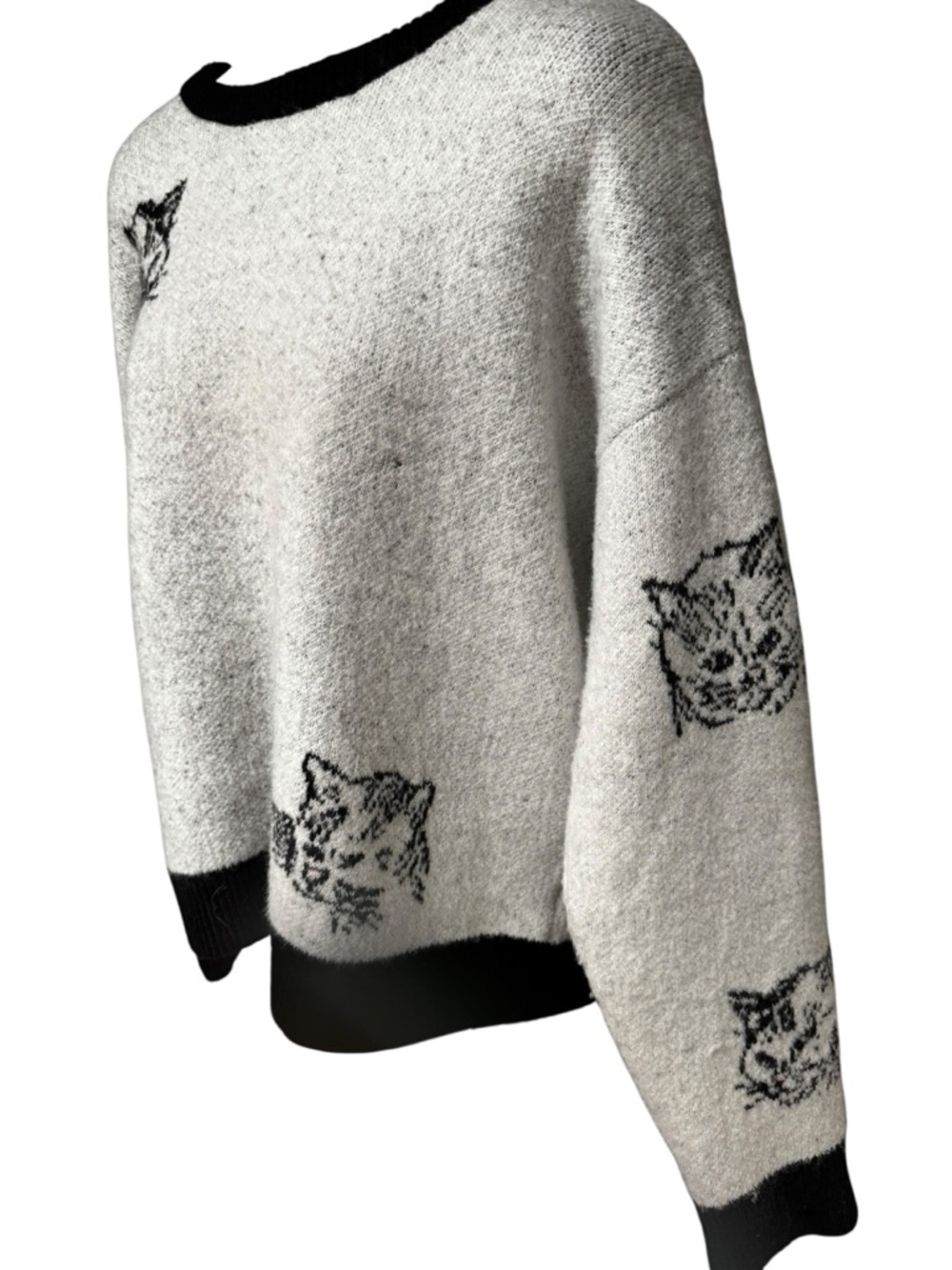 On 12th Women's  Sweater with Cat Design - Picture 6 of 9